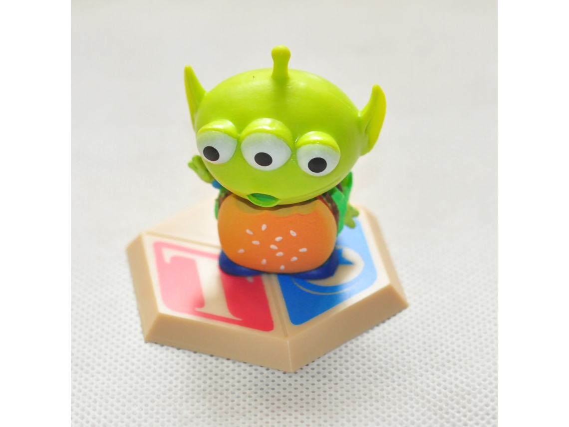 Figuritas de extraterrestres con decoraciones de comida para jugar.