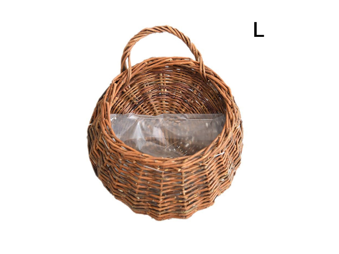 Cesta de ratán con flores secas trenzada en la pared de estilo pastoral europeo