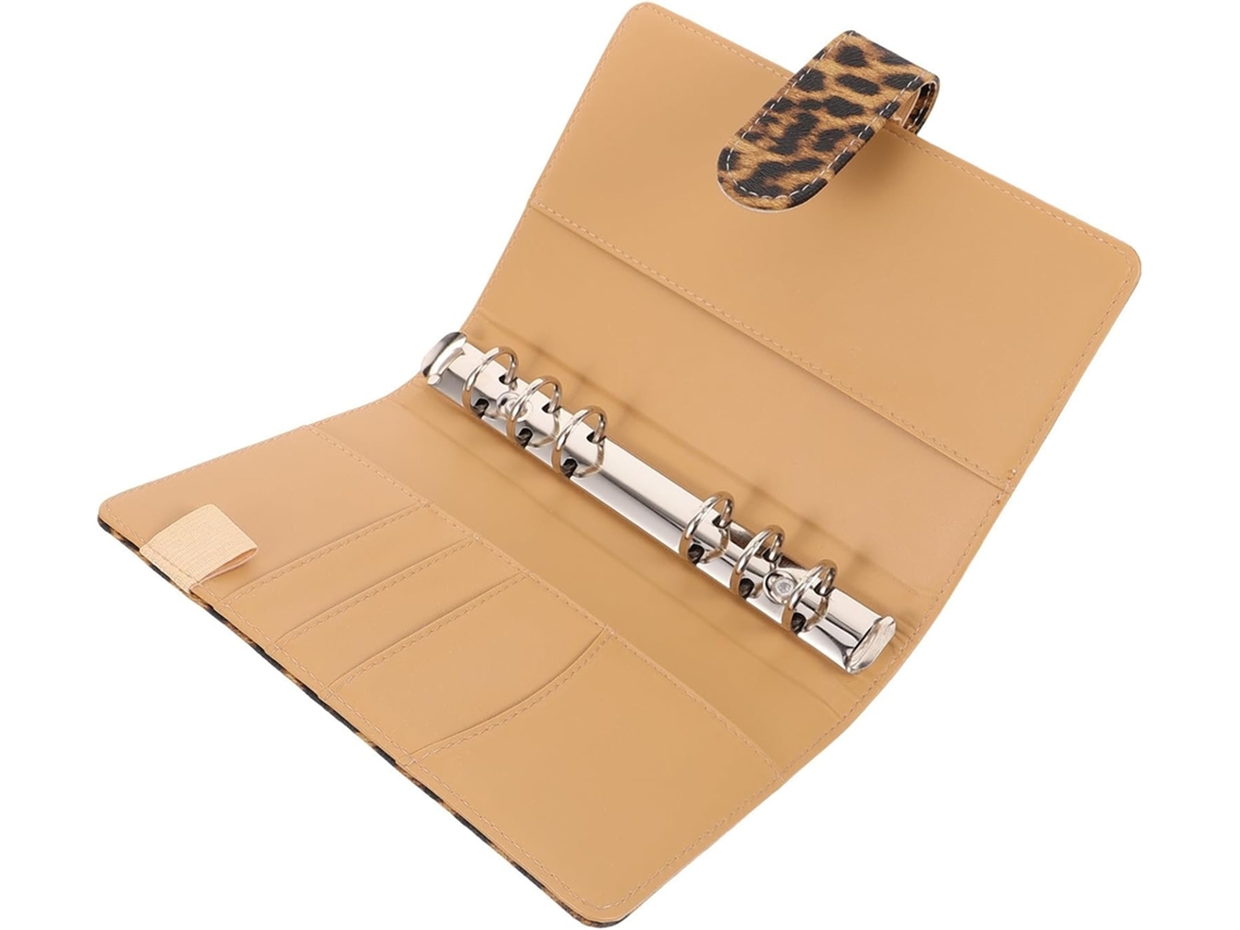 Carpeta organizadora A6 en piel sintética con estampado de leopardo, cierre magnético, cubierta ligera y resistente.