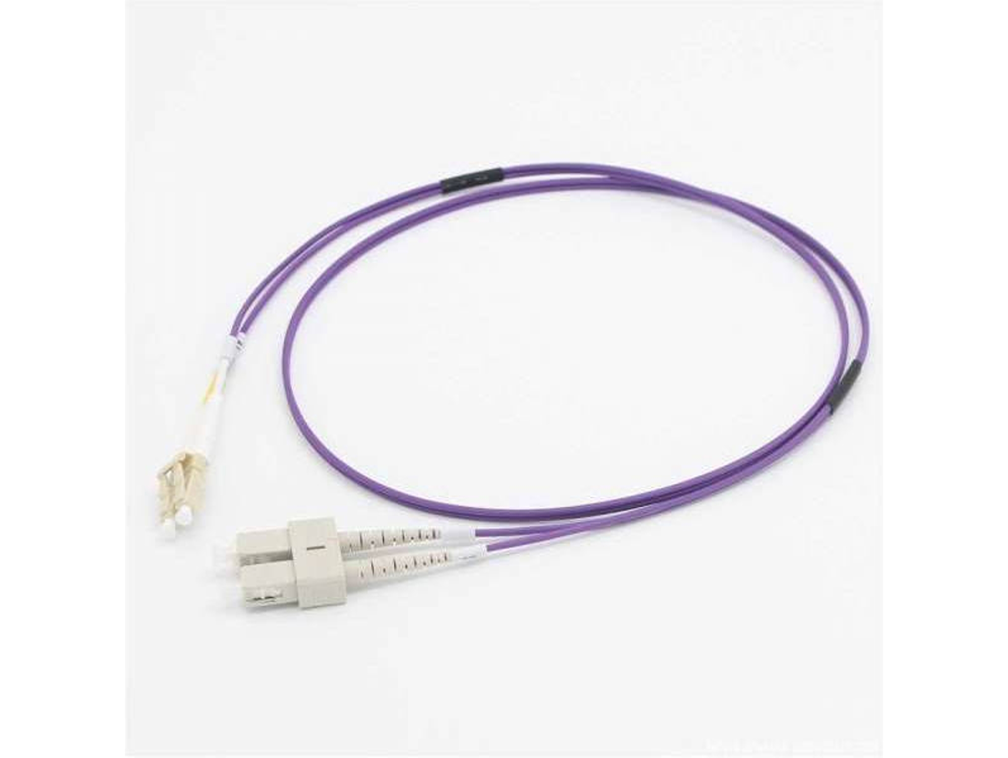 Cable de Fibra Óptica C2G (OM4 - 30 m - Morado)