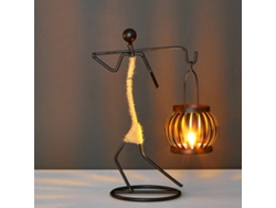 Candelabro de hierro forjado con decoración de cuerda de caña.