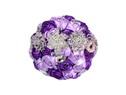 Ramo de novia romántico con flores de cristal, perlas, abalorios y rosas de seda moradas.