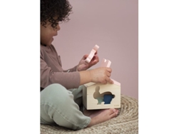 Casa de juegos de madera Trixie, modelo Sra. Rabbit, juguete para clasificar formas, madera con certificación FSC, color rosa.