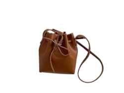 Bolso bandolera de piel sintética para mujer con cordón ajustable.