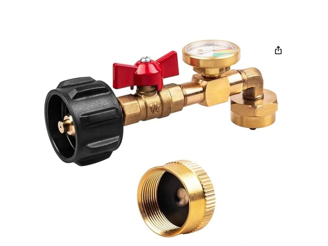 Adaptador de recarga de propano con válvula y manómetro. Para cilindros de 1-20 lb. Diseño codo 90 grados.