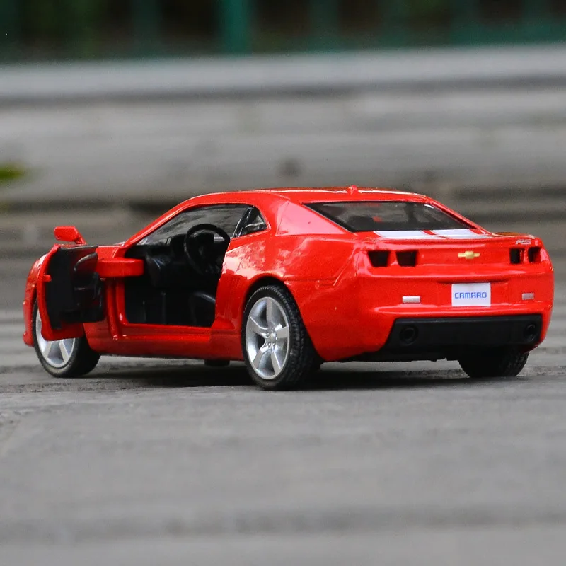 Chevrolet Camaro (rojo) 1/36 - Miniatura de coche de aleación fundida a presión, dos puertas que se abren, un regalo para coleccionistas.