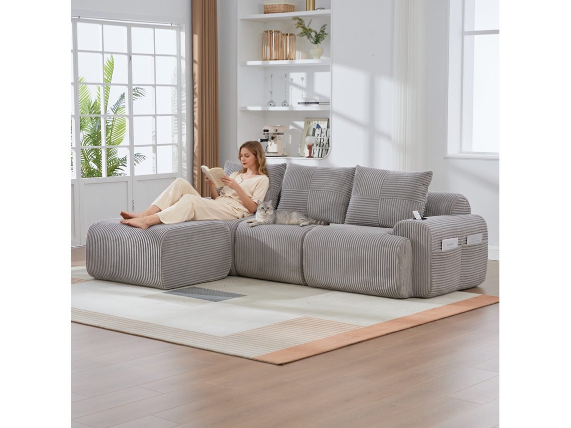 Sofá modular de 3 plazas en terciopelo de pana con otomanas gris claro.