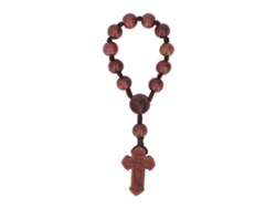 Pulsera de rosario católico de nogal con crucifijo grabado a mano.