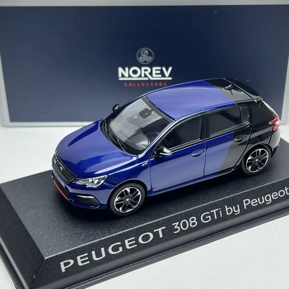 (azul) Modelo De Coche Deportivo De Aleación A Escala 1:43 Y Modelo De Coche De Juguete.