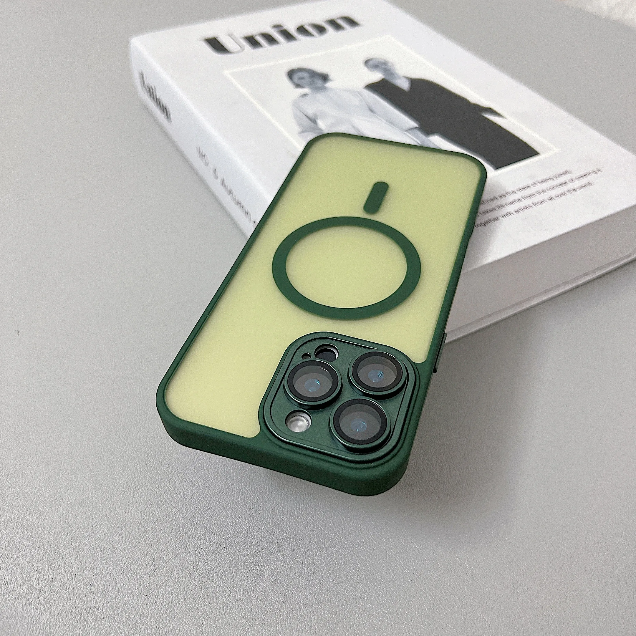 (iphone 12, Verde Oscuro) Una Funda Protectora Semitransparente A Prueba De Golpes Para Iphone, Compatible Con La Carga Inalámbrica Magsafe.