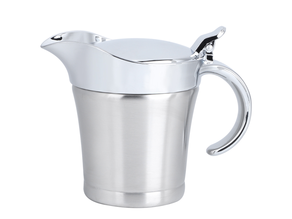 Jarra de salsa de acero inoxidable con doble aislamiento y tapa abatible, perfecta para cenas familiares y con asa ergonómica para sujetarla cómodamente.