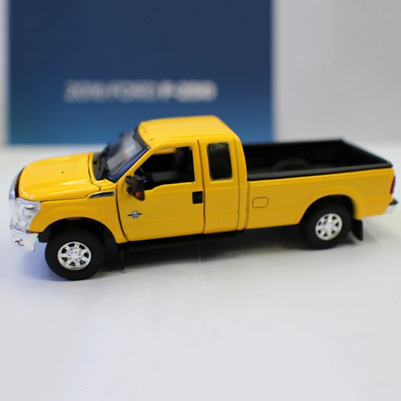 (amarillo) Modelo De Coche De Aleación A Escala 1:64 Y Modelo De Coche De Juguete.