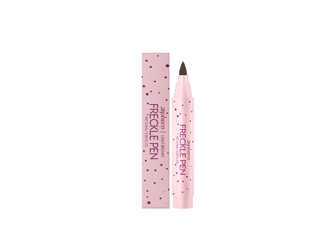 Lápiz para pecas de color marrón claro con brillo natural