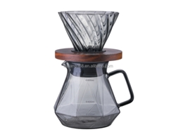 Vierta 400 ml de café en el recipiente gris de la cafetera.