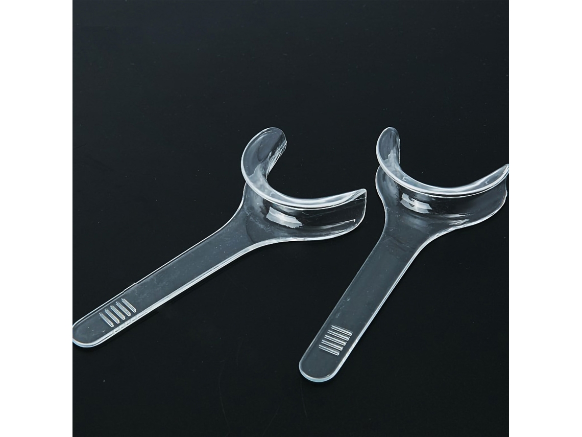 Retractor bucal transparente para ortodoncia con gran apertura bucal.