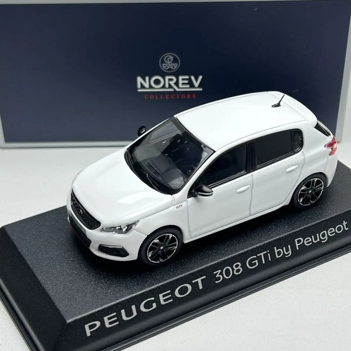 Modelo De Coche Deportivo De Metal Fundido A Presión A Escala 1:43 (blanco) Y Modelo De Coche De Juguete.