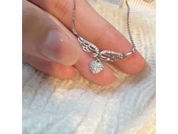 (oro Blanco) Alas De Ángel Plata De Ley S925, Delicado Collar Con Colgante De Corazón Con Alas Caladas Y Piedras De Diamantes Y Circonitas.