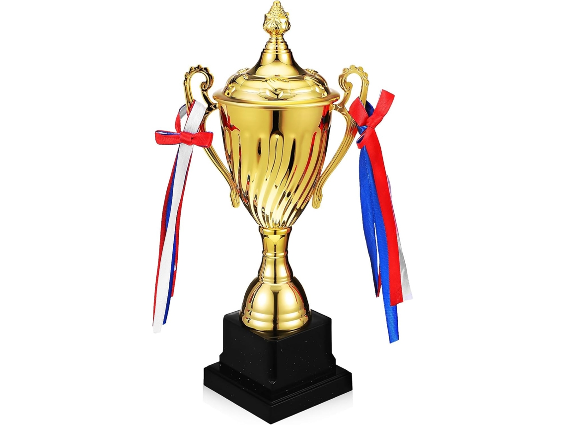 Gran trofeo hecho de metal resistente.