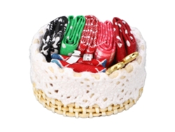 Kit de costura en miniatura para casa de muñecas con cesta y accesorios.