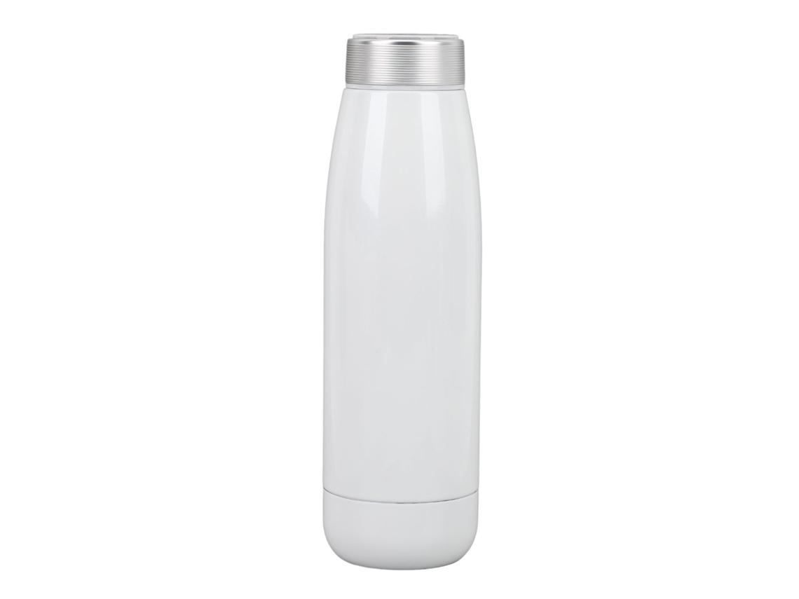 Botella de 450 ml de agua alcalina aislada.