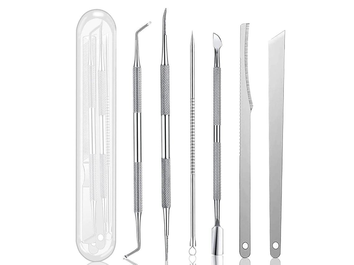 Un kit de cuidado de los pies de 6 piezas, guardado en una caja de plástico.