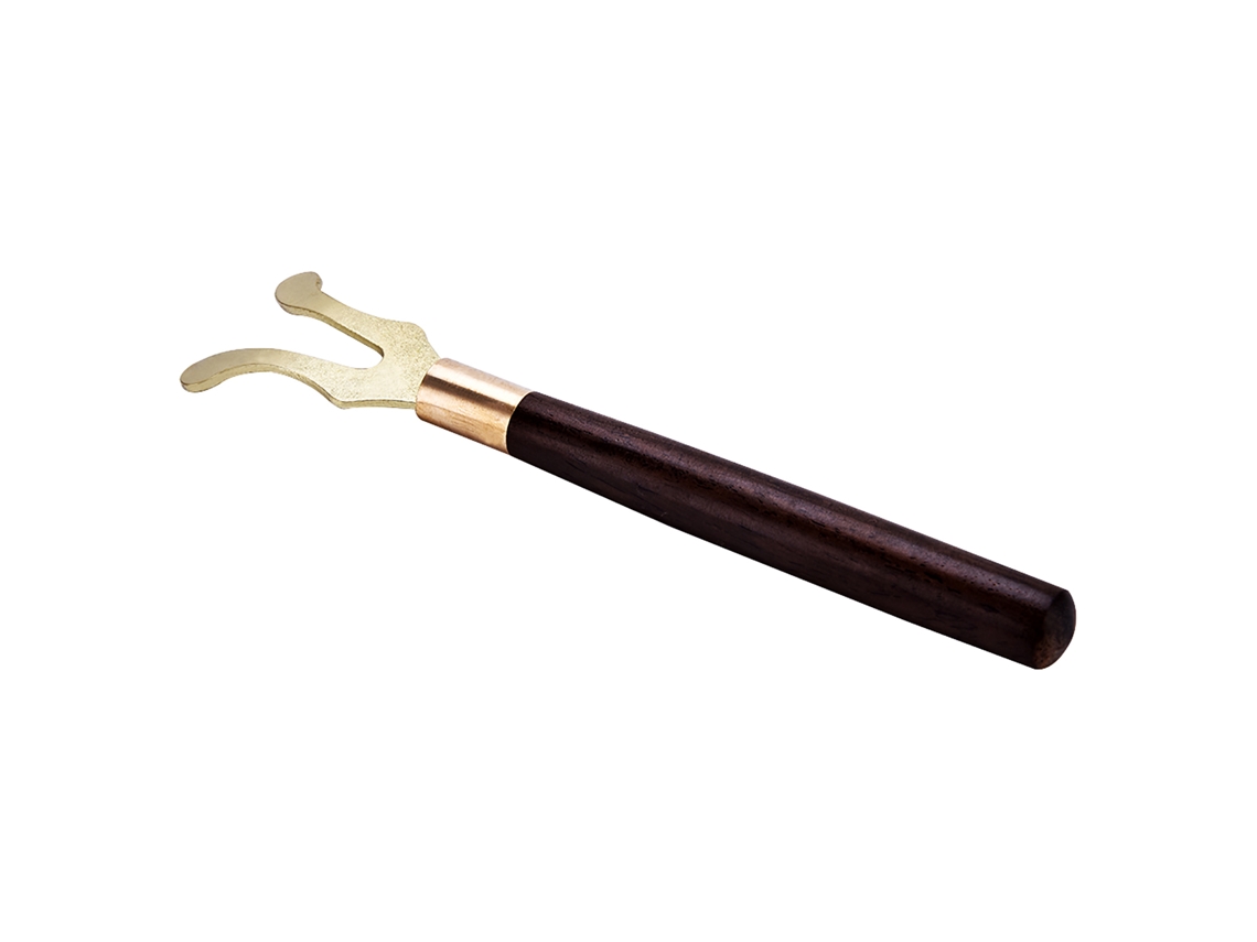 Tenedor para tapa de tetera. Material resistente al calor que garantiza un manejo seguro de la tetera de hierro fundido. Diseño elegante que embellece cualquier ambiente.