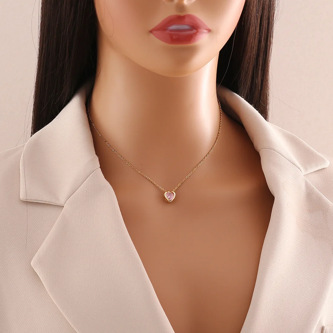 Collar con colgante en forma de corazón engastado con circonita cúbica, cadena de acero inoxidable chapada en oro MDUG (rosa)