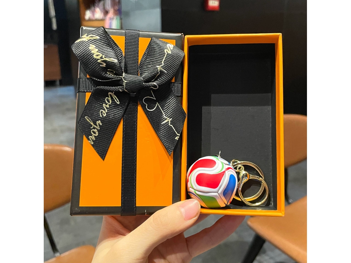 Llavero Con Temática Del Mundial En Una Caja De Regalo Grande, Un Accesorio Deportivo Y Un Recuerdo Para Aficionados Y Coleccionistas, Con D