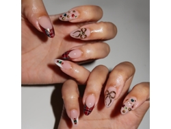 Diseño de uñas navideño, forma almendrada, estilo inglés, borde rayado, alta calidad, diamantes dorados, hecho a mano.
