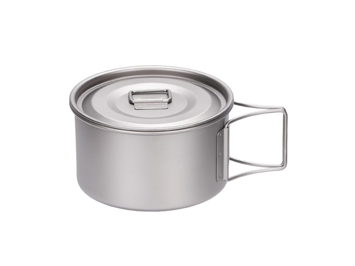 Taza de camping ligera con tapa y asa plegable.
