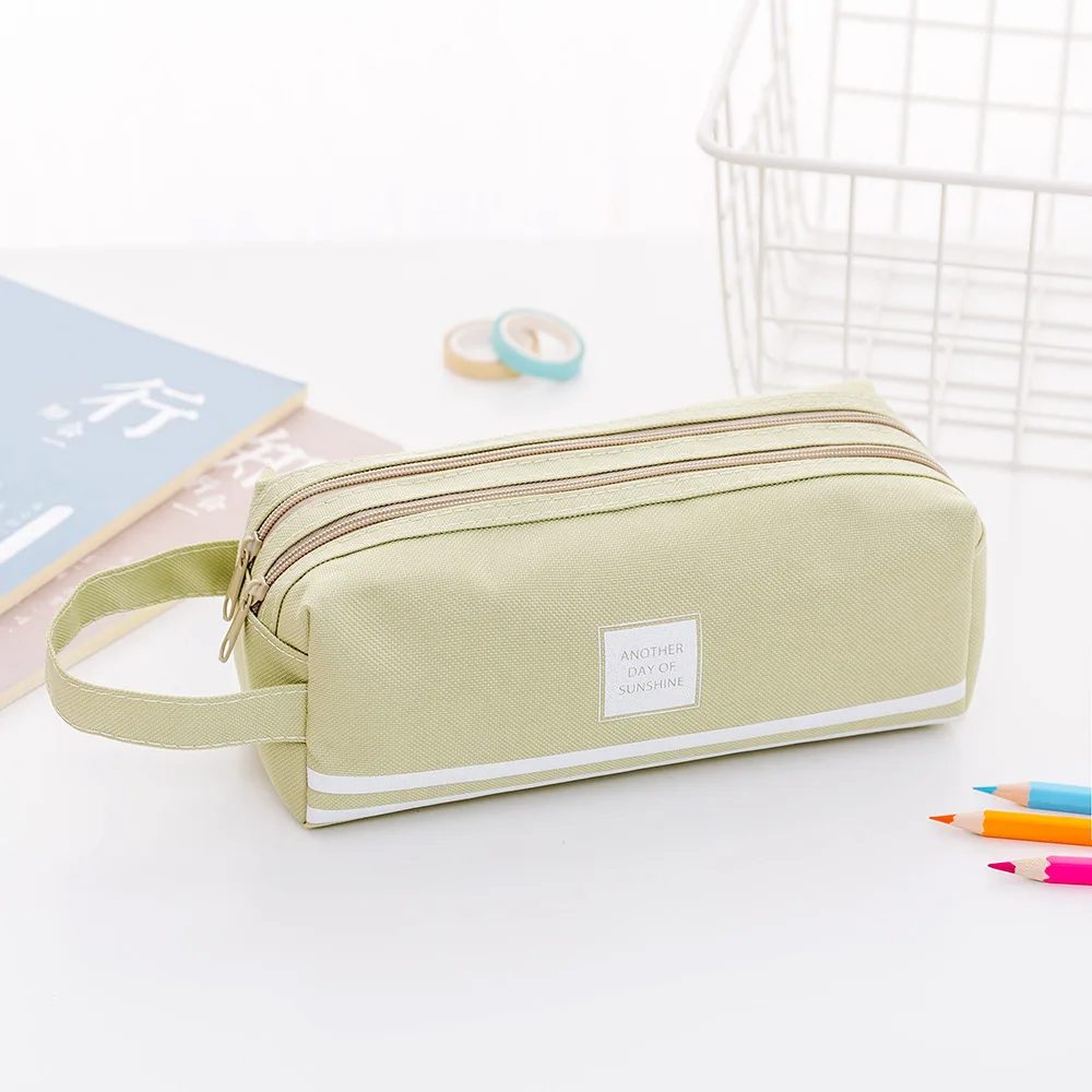 Estuche portátil para lápices fabricado en tela Oxford verde con doble capa y doble cremallera. MDUG