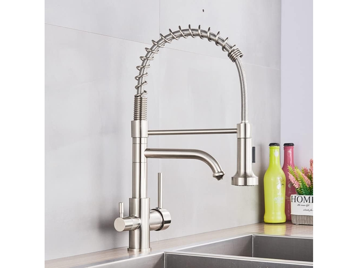 Grifo De Cocina De Latón Con Agua Filtrada En Un Purificador De Doble Flujo Para Agua Potable.
