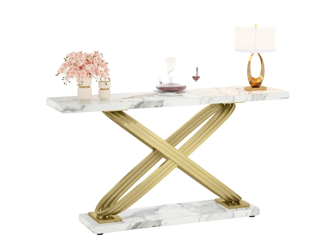 Mesa consola con tablero de imitación mármol y estructura metálica robusta, color dorado.