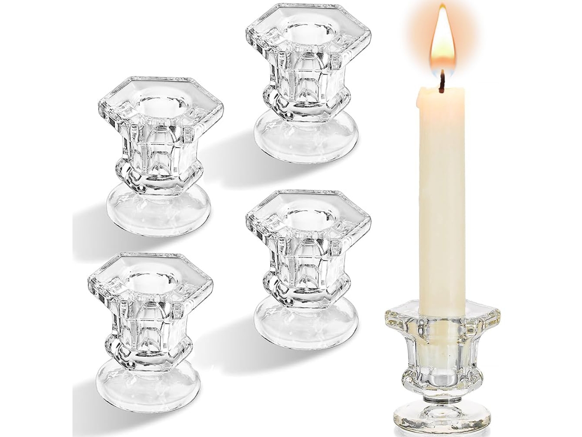 Juego de cuatro candelabros de cristal transparente, en forma piramidal hexagonal, ideales para bodas y fiestas.