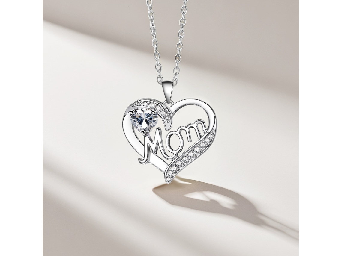 Collar Con Colgante En Forma De Corazón Con La Inscripción "mamá" Y Una Piedra Blanca Brillante. Una Joya Elegante, Un Regalo Único Para El