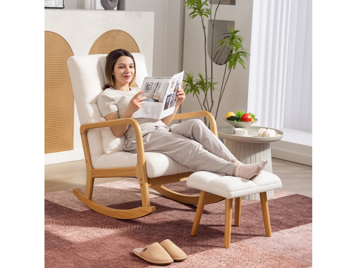 Mecedora con reposapiés. Tapizada en tela bouclé. Patas de madera. 64,5 x 82 x 89 cm. Blanca.