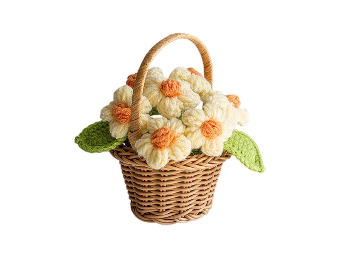 Pequeña cesta de flores amarillas de ganchillo para decoración de mesa