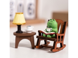 Figuras de ranas en miniatura con decoración de mecedora.
