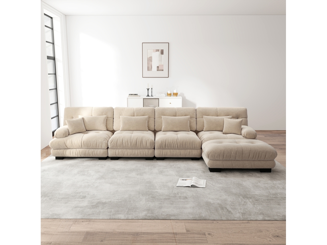 Sofá modular de 4 plazas en forma de L en color Cloud con puf móvil, acabado chenilla marrón claro.