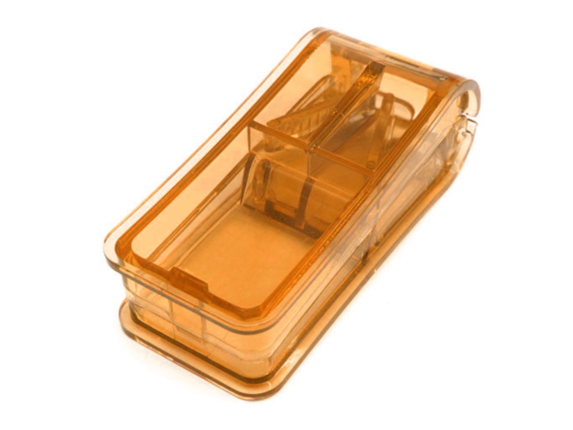 Cortador de tabletas con cuchillas de acero inoxidable y protector para tabletas de vitaminas marrones grandes y pequeñas.