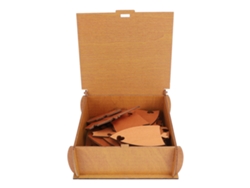 Rompecabezas con forma de corazón y caja de madera marrón claro.