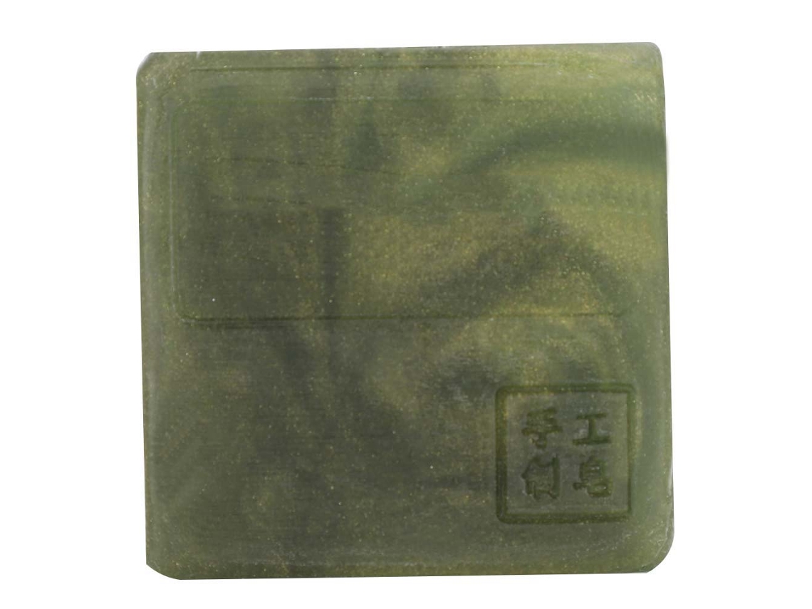 Jabón natural con aceite esencial de árbol de té. Trata las pústulas y controla la grasa.