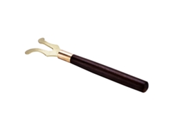 Tenedor para tapa de tetera. Material resistente al calor que garantiza un manejo seguro de la tetera de hierro fundido. Diseño elegante que embellece cualquier ambiente.