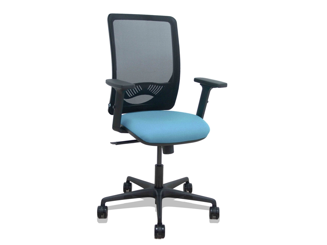 Silla de oficina Zulema con mecanismo sincronizado, tapizada en tela azul claro y malla negra.