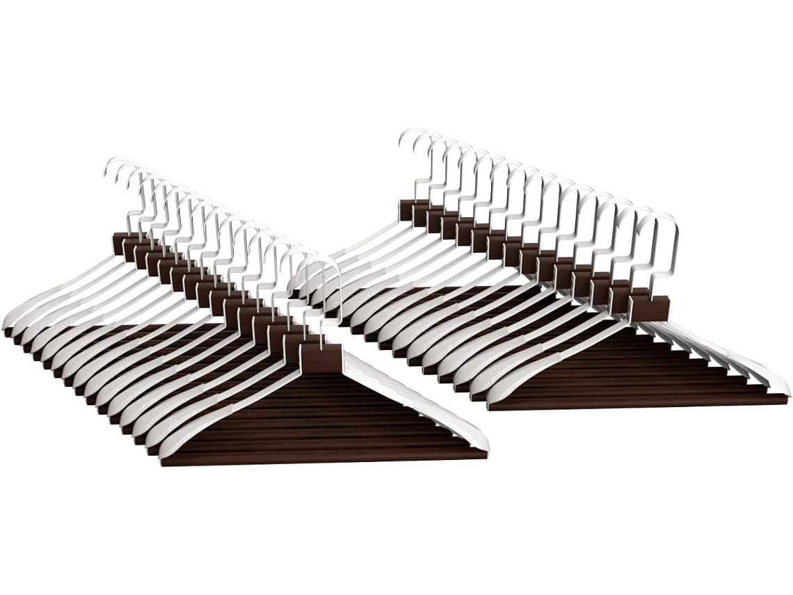 COM-FORT HOUSE | Percha Metal con Barra de Madera | Color Blanco | Antideslizantes y Resistentes | Perchas para Ropa | Ideal para Chaquetas, Pantalones o Blusas | 30 Unidades