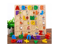 Tablero De Rompecabezas De Madera Con El Alfabeto Para Niños En Edad Preescolar Con Lindos Patrones Animados.