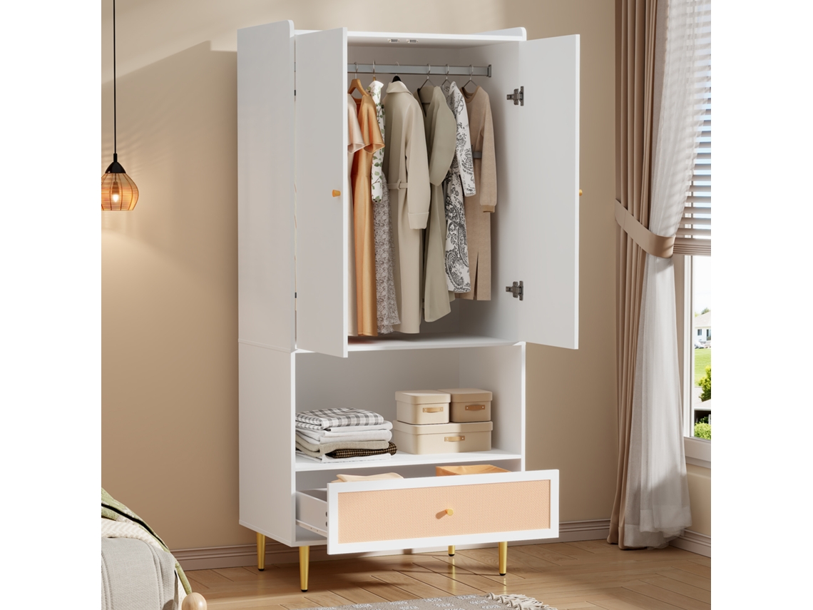 Armario De Dos Puertas, Un Gran Cajón De Ratán Y Barra Para Colgar Ropa. Armario De Dormitorio Con Patas Y Tiradores Metálicos.