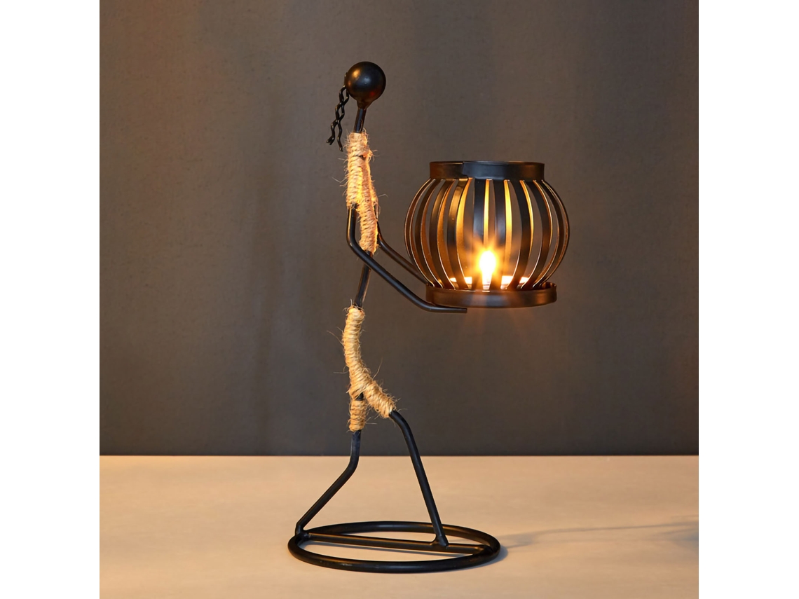 Candelabro de hierro forjado con decoración de cuerda de caña