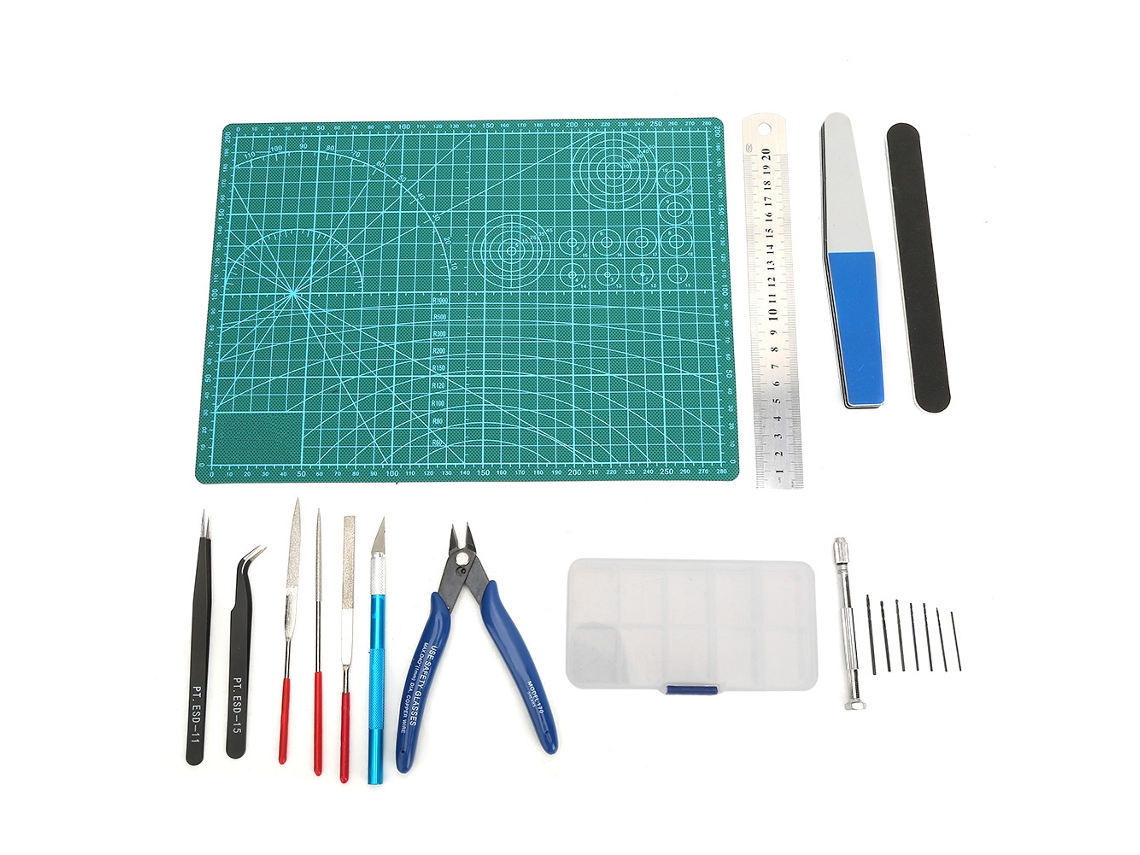 Kit de herramientas para modelismo DIY con pinzas, regla, papel de lija y tapete para aficionados al modelismo.