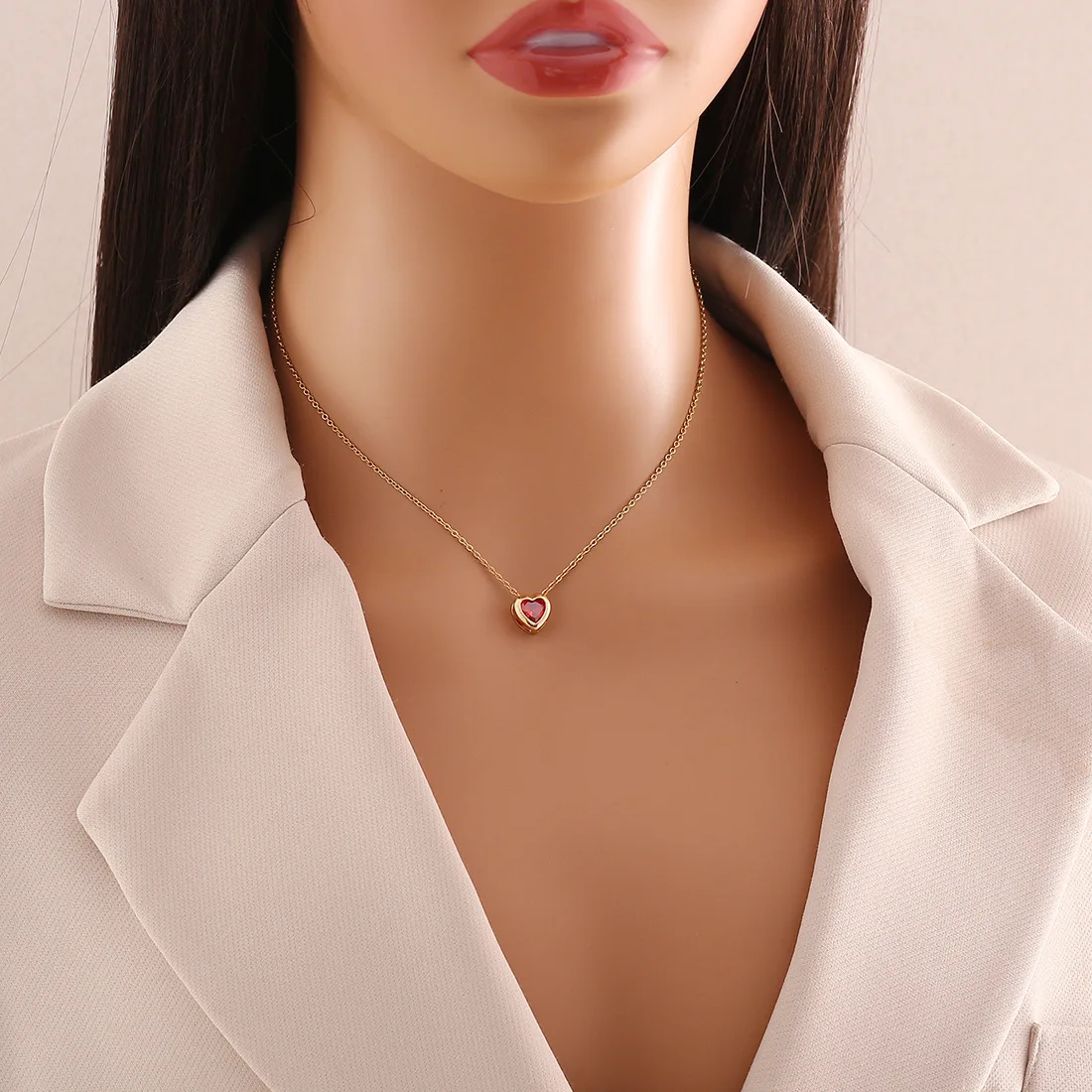 (rojo) Collar Con Colgante En Forma De Corazón Con Incrustaciones De Circonita Y Cadena De Acero Inoxidable Chapada En Oro.